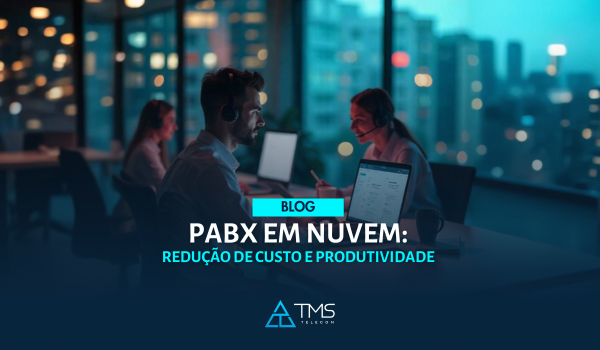 Uma Representação Moderna De Comunicação Empresarial Em Nuvem: Um Escritório Digital Conectado Globalmente, Com Funcionários Atendendo Chamadas Via Dispositivos Diversos (notebooks, Smartphones, Headsets), Enquanto ícones De Conectividade (nuvem, Wi-Fi, Segurança) Simbolizam Um Sistema De PABX Em Nuvem Eficiente. O Ambiente Transmite Inovação, Produtividade E Tecnologia Avançada.